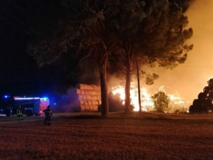 Incendio di ecoballe di fieno a Montelabbate
