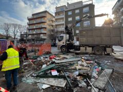 Smantellamento dell'edicola in piazzale Innocenti a Pesaro