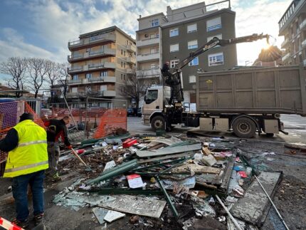 Smantellamento dell'edicola in piazzale Innocenti a Pesaro