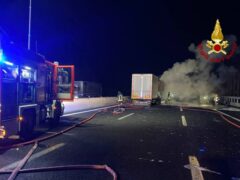 Tir in fiamme sull'A14