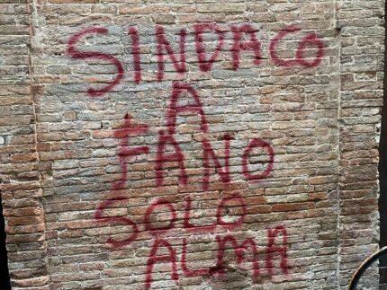 Scritte comparse sotto il Comune di Fano