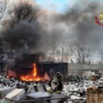 Incendio a Pesaro in un deposito di rottami ferrosi