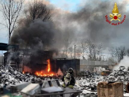 Incendio a Pesaro in un deposito di rottami ferrosi