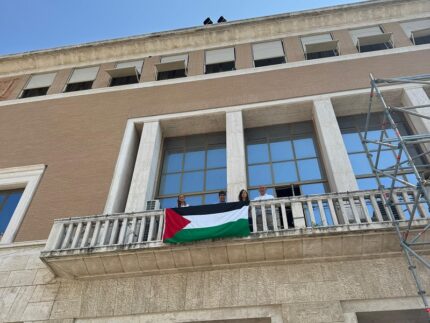 Bandiera della Palestina affissa al municipio di Pesaro