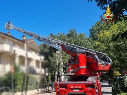 Incendio del tetto di un edificio a Fano