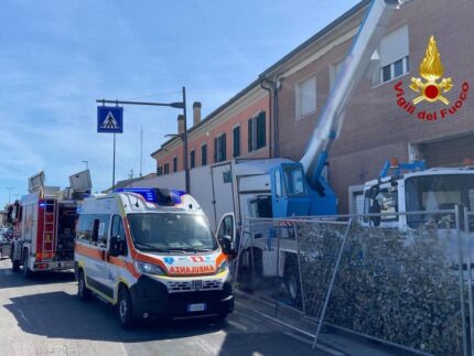 Camion finisce contro una gru a Fano