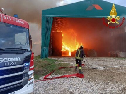 Incendio a Isola del Piano