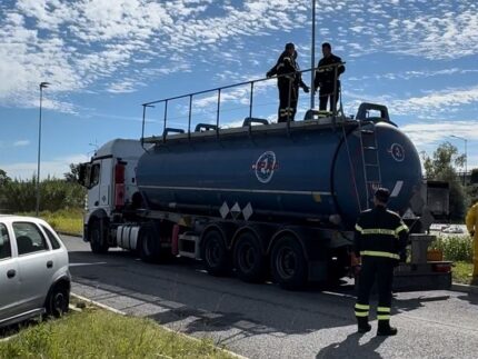 Camion perde acido cloridrico a Fano