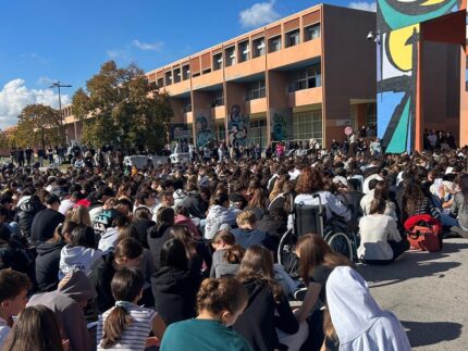 Studenti a Pesaro per l'incontro con un attivista per la pace
