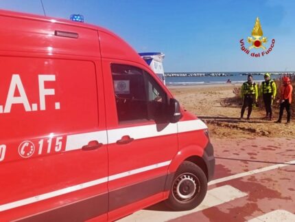 Uomo caduto in mare soccorso a Pesaro