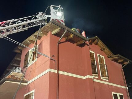 Incendio di una canna fumaria a Fano