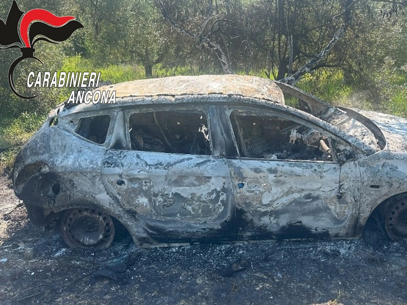 Automobile incendiata dalla banda dei bancomat