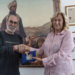Laura Giombini è la prima donna ad assumere le funzioni di presidente della Provincia di Pesaro e Urbino. A consegnarle la fascia, alla presenza del segretario generale Michele Cancellieri, è stato Giuseppe Paolini, che ha guidato l’ente di via Gramsci dal 2018 ad oggi: «E’ stata sicuramente una bella esperienza – ha commentato l’ex sindaco di Isola del Piano, che non si è ricandidato alle ultime elezioni comunali –. Anni lunghi e intensi, in cui abbiamo affrontato momenti difficili per la complessa situazione attraversata dalle Province italiane, riuscendo comunque a mantenere la rotta grazie alla professionalità di tutti. Per questo ringrazio l’intera struttura per la collaborazione». Giombini, assessora di Fossombrone, traghetterà l’ente fino alle prossime elezioni presidenziali, previste domenica 12 luglio. Giovedì 28 maggio Giombini firmerà i due decreti per l’indizione delle elezioni del nuovo presidente e la costituzione degli uffici elettorali: «Assumo un ruolo di garanzia in questa fase transitoria, avviando il percorso verso le elezioni con il massimo rispetto verso questa funzione», ha detto la nuova presidente della Provincia.
