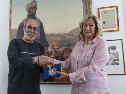 Laura Giombini è la prima donna ad assumere le funzioni di presidente della Provincia di Pesaro e Urbino. A consegnarle la fascia, alla presenza del segretario generale Michele Cancellieri, è stato Giuseppe Paolini, che ha guidato l’ente di via Gramsci dal 2018 ad oggi: «E’ stata sicuramente una bella esperienza – ha commentato l’ex sindaco di Isola del Piano, che non si è ricandidato alle ultime elezioni comunali –. Anni lunghi e intensi, in cui abbiamo affrontato momenti difficili per la complessa situazione attraversata dalle Province italiane, riuscendo comunque a mantenere la rotta grazie alla professionalità di tutti. Per questo ringrazio l’intera struttura per la collaborazione». Giombini, assessora di Fossombrone, traghetterà l’ente fino alle prossime elezioni presidenziali, previste domenica 12 luglio. Giovedì 28 maggio Giombini firmerà i due decreti per l’indizione delle elezioni del nuovo presidente e la costituzione degli uffici elettorali: «Assumo un ruolo di garanzia in questa fase transitoria, avviando il percorso verso le elezioni con il massimo rispetto verso questa funzione», ha detto la nuova presidente della Provincia.