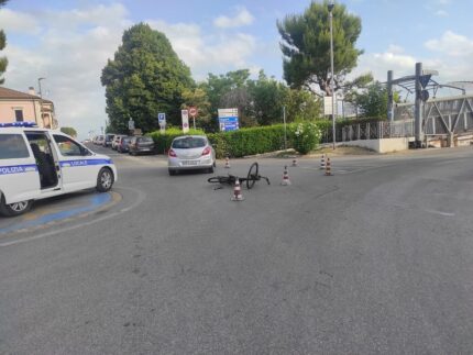 Ciclista investito a Fano