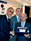 Antonio Fiorani mentre viene premiato da Franco Carraro alle sue spalle Giancarlo Abete