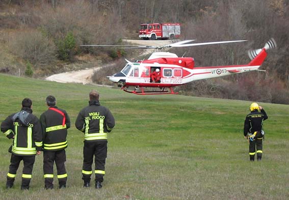 l'elicottero dei Vigili del Fuoco per le operazioni di recupero del corpo