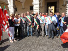 Il Presidio dei sindaci di fronte alla Prefettura di Pesaro