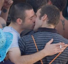 Bacio tra due omosessuali