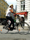 Bici sicure primi ciclisti multati a Pesaro cellulare strisce pedonali
