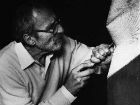 Loreno Sguanci all'opera su una scultura