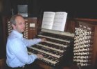 Il maestro Johan Hermans all'organo